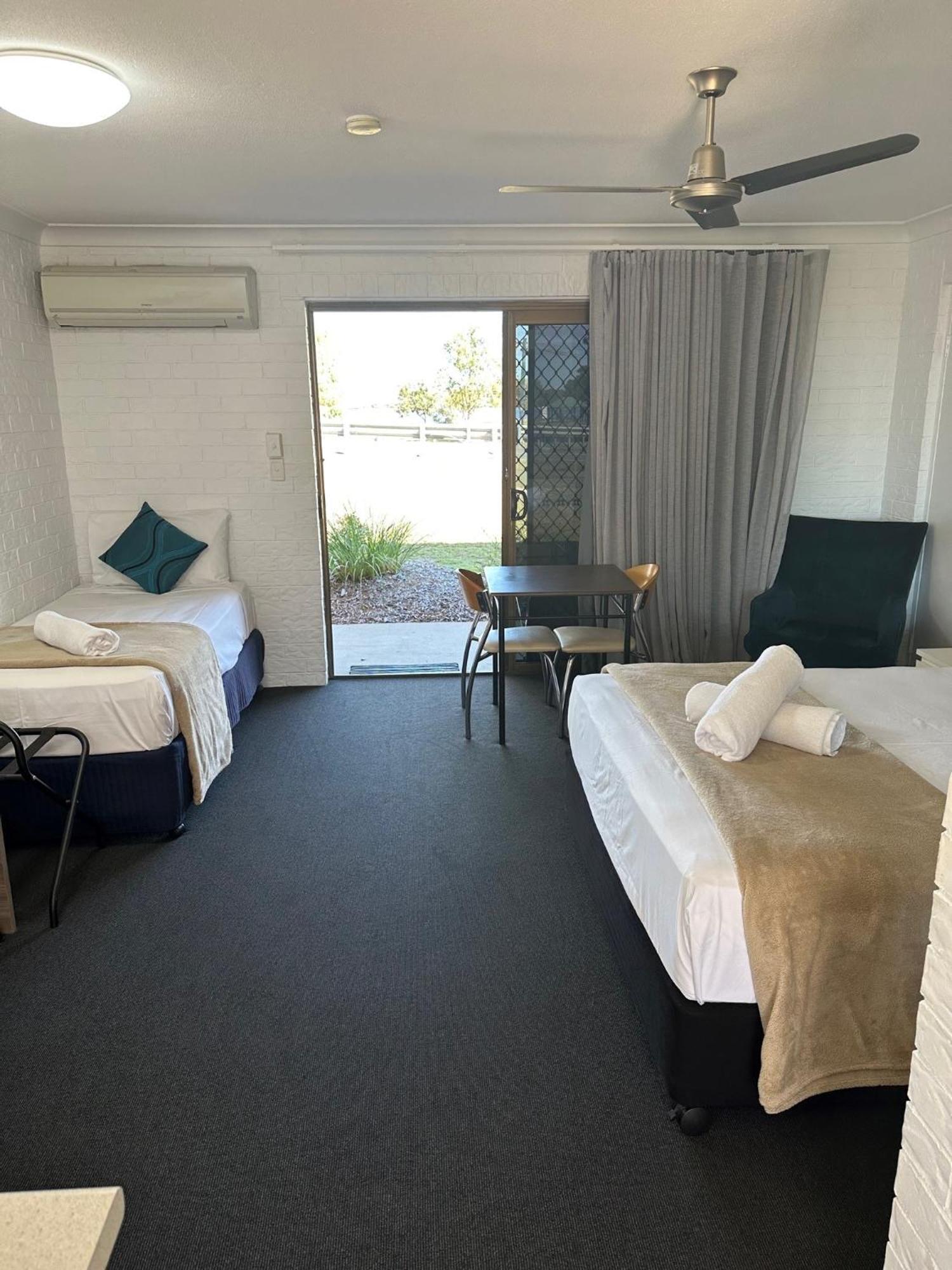 Bribie Waterways Motel Bongaree Екстериор снимка
